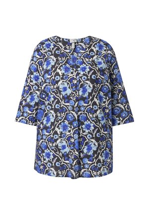 Sort bluse med blå og hvide blomsterprint, løs pasform, 3/4-ærmer, rund halsudskæring og knaplukning foran.