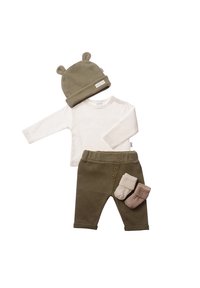 Baby-Outfit-Set bestehend aus einem cremefarbenen Langarmshirt, olivgrünen Hosen mit Knopfakzenten und einer passenden Mütze mit Bärenohren. Zwei Paar Socken.