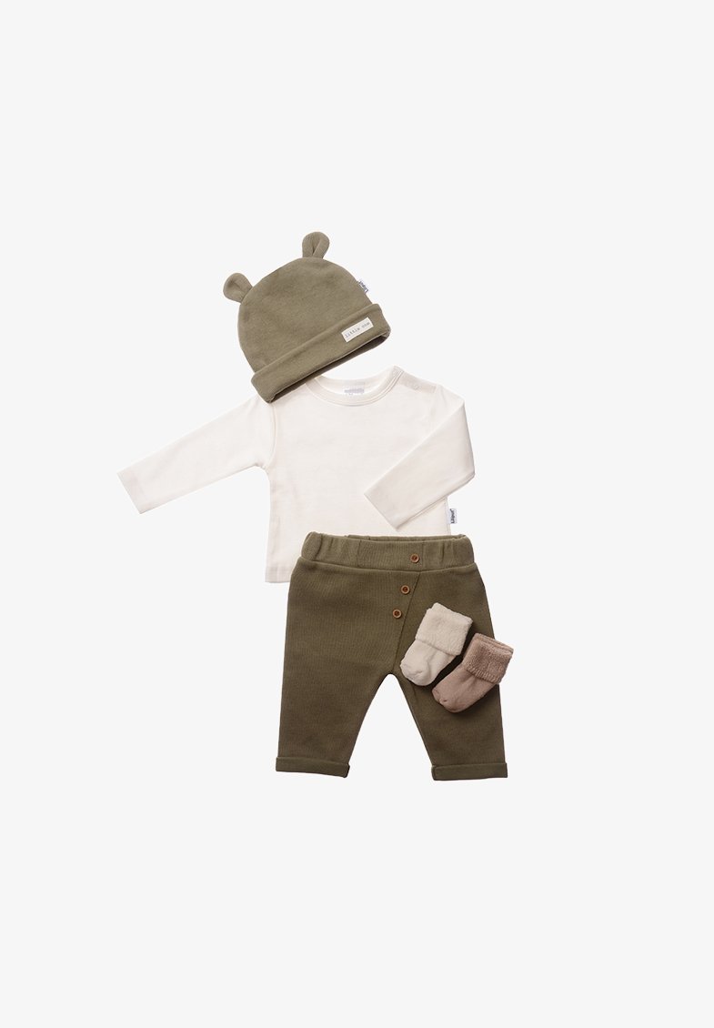 Baby-Outfit-Set bestehend aus einem cremefarbenen Langarmshirt, olivgrünen Hosen mit Knopfakzenten und einer passenden Mütze mit Bärenohren. Zwei Paar Socken.