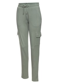 Grüne, leichte Cargo-Hosen mit einem Kordelzugbund, zwei Seitentaschen und einer seitlichen Cargo-Tasche, die eine glatte Textur aufweisen.