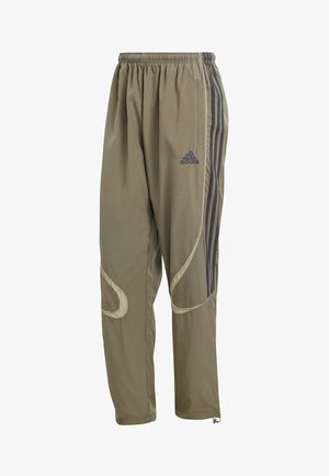 Lagane, taupe sportske hlače s elastičnom strukom, tri tamne pruge duž strane te zakrivljeni naglasci u blizini džepova.