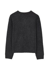 Maglione grigio scuro con una texture semplice e morbida, caratterizzato da un collo rotondo e maniche lunghe. Il design è minimalista e lineare.