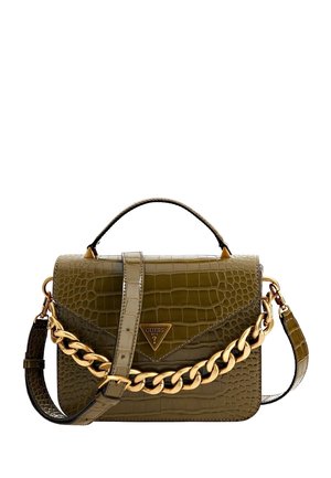 Sac à main en cuir embossé crocodile vert olive avec poignée supérieure, détail chaîne dorée, bandoulière ajustable et logo Guess sur le rabat avant.