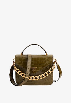Sac à main en cuir embossé crocodile vert olive avec poignée supérieure, détail chaîne dorée, bandoulière ajustable et logo Guess sur le rabat avant.