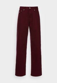 Pantalones de pierna ancha burdeos de algodón. Presentan un cierre con botón, pasadores para cinturón y dos bolsillos delanteros. Textura suave con un ajuste entallado.