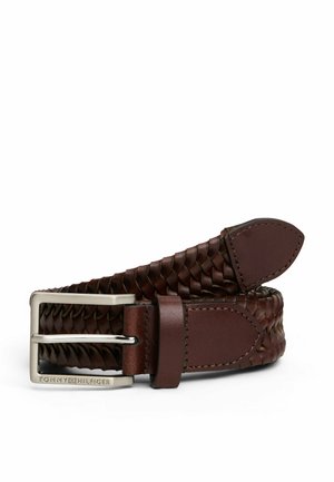 Cinturón de cuero trenzado marrón con hebilla de metal plateada. Presenta detalles de cuero suave y un diseño trenzado. Logo de la marca visible en la hebilla.
