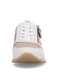 Baskets blanches avec des accents roses, en matériaux mixtes comprenant des textures lisses et en velours côtelé, dotées de lacets et d'une fermeture éclair sur le côté. Semelle en caoutchouc plate.