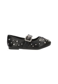 Zapato plano negro con punta afilada, con tachuelas plateadas y una correa con hebilla en el empeine, fabricado en material sintético suave.