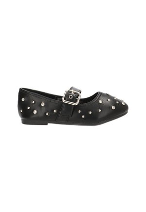 Zapato plano negro con punta afilada, con tachuelas plateadas y una correa con hebilla en el empeine, fabricado en material sintético suave.