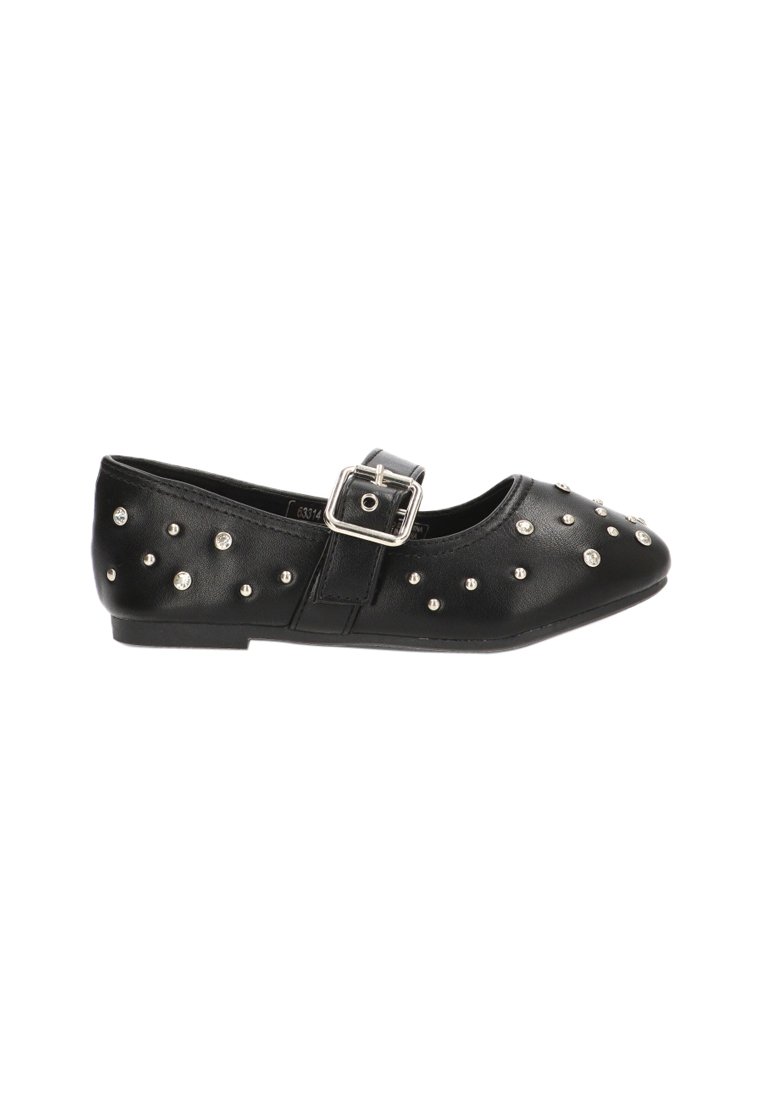 Zapato plano negro con punta afilada, con tachuelas plateadas y una correa con hebilla en el empeine, fabricado en material sint�ético suave.