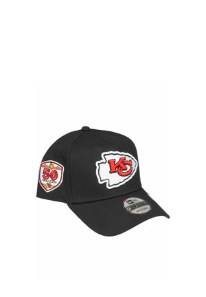 Schwarze verstellbare Kappe mit Kansas City Chiefs-Logo auf der Vorderseite und einem 50-jährigen Jubiläumsaufnäher an der Seite, gebogener Schirm mit 9FORTY-Label.