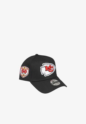 Casquette noire ajustable avec logo des Kansas City Chiefs à l'avant et écusson du 50e anniversaire sur le côté, visière incurvée avec étiquette 9FORTY.