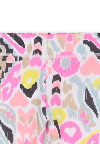 Tessuto elasticizzato con stampa animale astratta caratterizzato da motivi a pennellate rosa, giallo, nero, beige e blu chiaro e cuciture a zigzag.