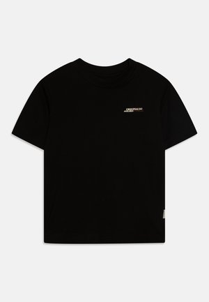 Svart t-skjorte laget av bomull med rund hals, korte ermer og en liten brodert logo på fronten. Enkel og klassisk design.