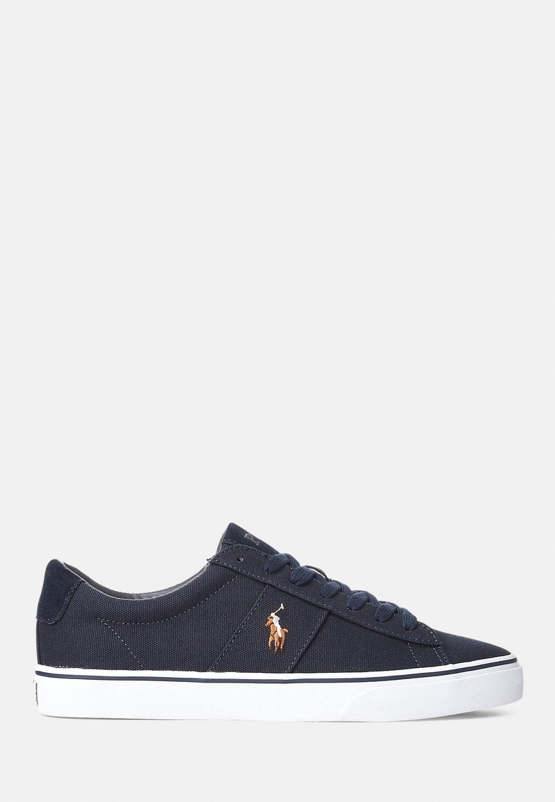 Baskets basses bleu marine avec semelle en caoutchouc blanche et logo brodé d’un joueur de polo sur le côté, vues de l’extérieur.