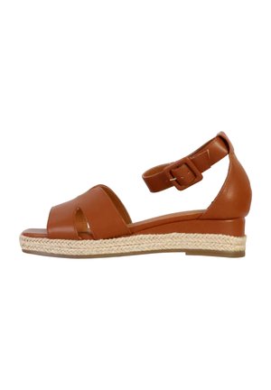 Sandali wedge in pelle marrone con design a punta aperta, cinturino alla caviglia con fibbia e tacco avvolto in juta. Texture liscia e dettagli minimi.