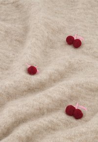 Beige Wolle-Mischgewebe mit texturierter Oberfläche, versehen mit drei roten Filz-Kirschenapplikationen mit rosafarbenen Stielen. Weiches und gemütliches Aussehen.