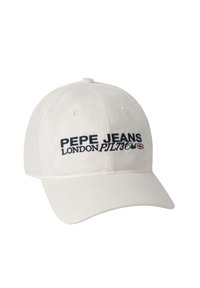 Vit basebollkeps med svart broderad text "PEPE JEANS LONDON PIL 73 Club" och en liten Union Jack-flagga på frontpanelen.
