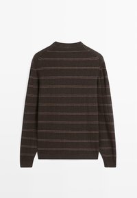 Donkerbruin geribd trui met dunne horizontale roze strepen, lange mouwen en een ronde halslijn, gezien vanaf de achterkant.