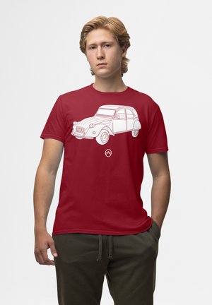 Rød T-shirt med en hvid kontureret vintage bildesign, kortærmet, rund halsudskæring og en afslappet pasform.