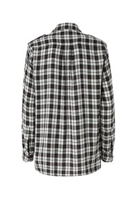 Chemise à manches longues à carreaux avec un motif plaid noir, blanc et rouge, poignets boutonnés et un ourlet arrondi. La vue de dos montre un design de pièce en Y.