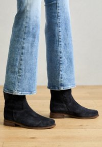 Selected, dark blue