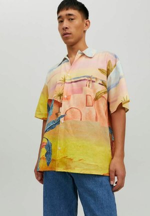 Chemise à manches courtes avec un imprimé tropical multicolore aux tons jaunes, roses et bleus ; design à boutons ; tissu doux avec une coupe décontractée.