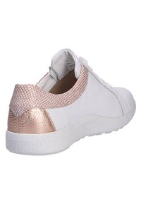 Sneaker bianco con tomaia in pelle testurizzata, accentuazione del tallone in metallo rosa oro e suola bianca macchiata. Presenta lacci sul davanti e chiusura con zip.