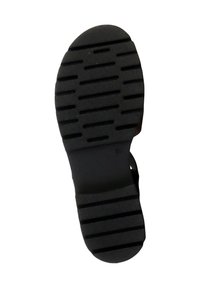 Suola di sandalo in gomma nera con un motivo di presa testurizzato, caratterizzata da scanalature e creste orizzontali per una maggiore aderenza. Area del tallone arrotondata con un design piatto.