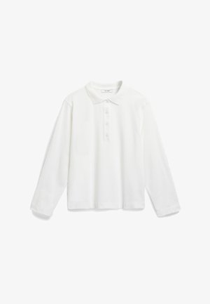 Camisa polo de manga larga blanca, hecha de algodón, con tapeta de botones, cuello de canalé y ajuste entallado en los puños y el dobladillo. Diseño simple.