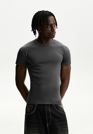Bershka SLIM FIT SHORT SLEEVE WITH SEAM DETAILS - T-shirts basic - grey
