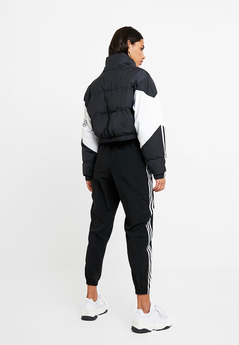 adidas Originals Jakke Cropped Puffer BlackWhite adidas Originals Jakke Cropped Puffer BlackWhite