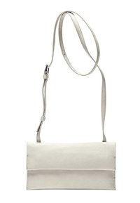 Borsa a tracolla bianca in pelle con un design minimalista, caratterizzata da una chiusura a patta e una lunga tracolla regolabile. Texture liscia con linee pulite.