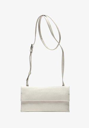 Borsa a tracolla bianca in pelle con un design minimalista, caratterizzata da una chiusura a patta e una lunga tracolla regolabile. Texture liscia con linee pulite.