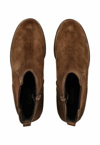 Bottines en daim marron avec des fermetures éclair latérales, bouts ronds et couture minimale. Les semelles intérieures sont noires et arborent un logo.