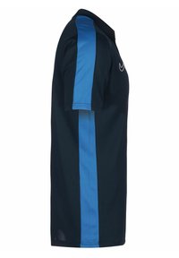 Marineblauwe poloshirt met een effen blauwe streep over de schouders. Bevat een opstaande kraag en korte mouwen; gemaakt van ademende stof.