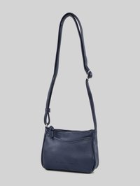 Geantă crossbody din piele bleumarin cu bretea de umăr ajustabilă, buzunar frontal cu fermoar și logo subtil al brandului în relief pe un fundal gri simplu.