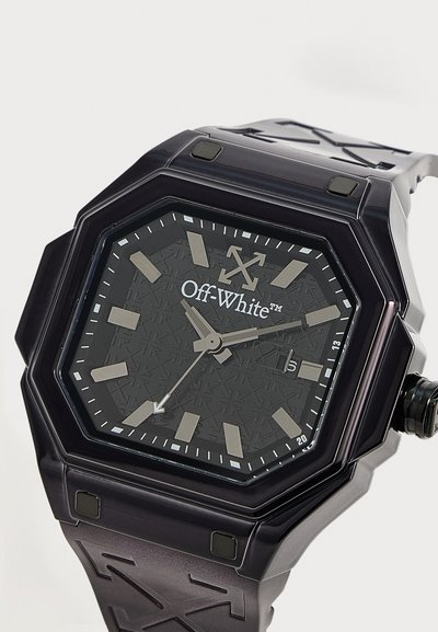 Montre-bracelet noire octogonale Off-White avec des index gris, trois aiguilles, une fenêtre de date et un motif texturé au cadran assorti au design du bracelet.