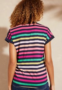 Love & Roses SHORT SLEEVE - Marškinėliai su spaudiniu - navy blue rainbow stripe
