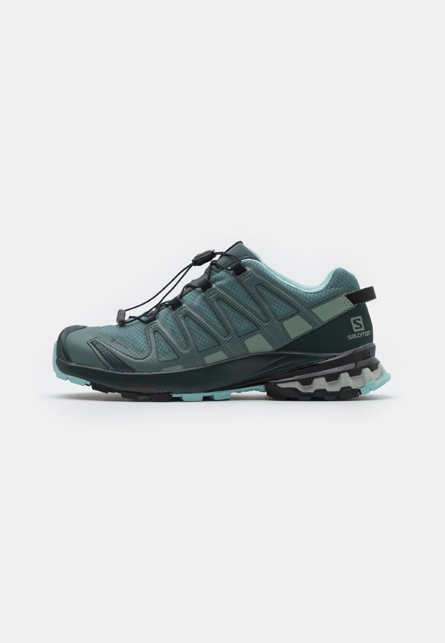 XA PRO 3D V8 GTX - Laufschuh Trail - balsam green/green gables/pastel turquoise