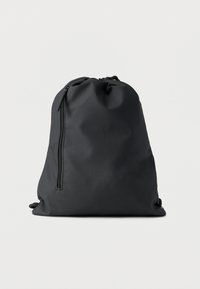 Μαύρο σακίδιο με κορδόνι από υφασμάτινο υλικό με υφή, που διαθέτει μπροστινή τσέπη με φερμουάρ και ρυθμιζόμενους ιμάντες για ασφαλή αποθήκευση.