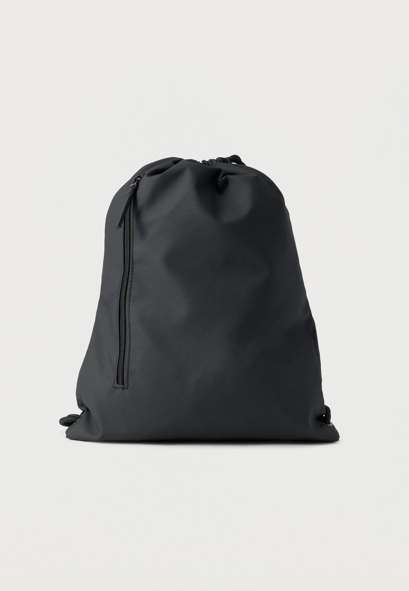 Μαύρο σακίδιο με κορδόνι από υφασμάτινο υλικό με υφή, που διαθέτει μπροστινή τσέπη με φερμουάρ και ρυθμιζόμενους ιμάντες για ασφαλή αποθήκευση.