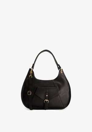 Zwarte leren schoudertas met een textuur afwerking, voorzien van een geometrisch ontwerp, gouden hardware en een buitenzak met een gespsluiting.