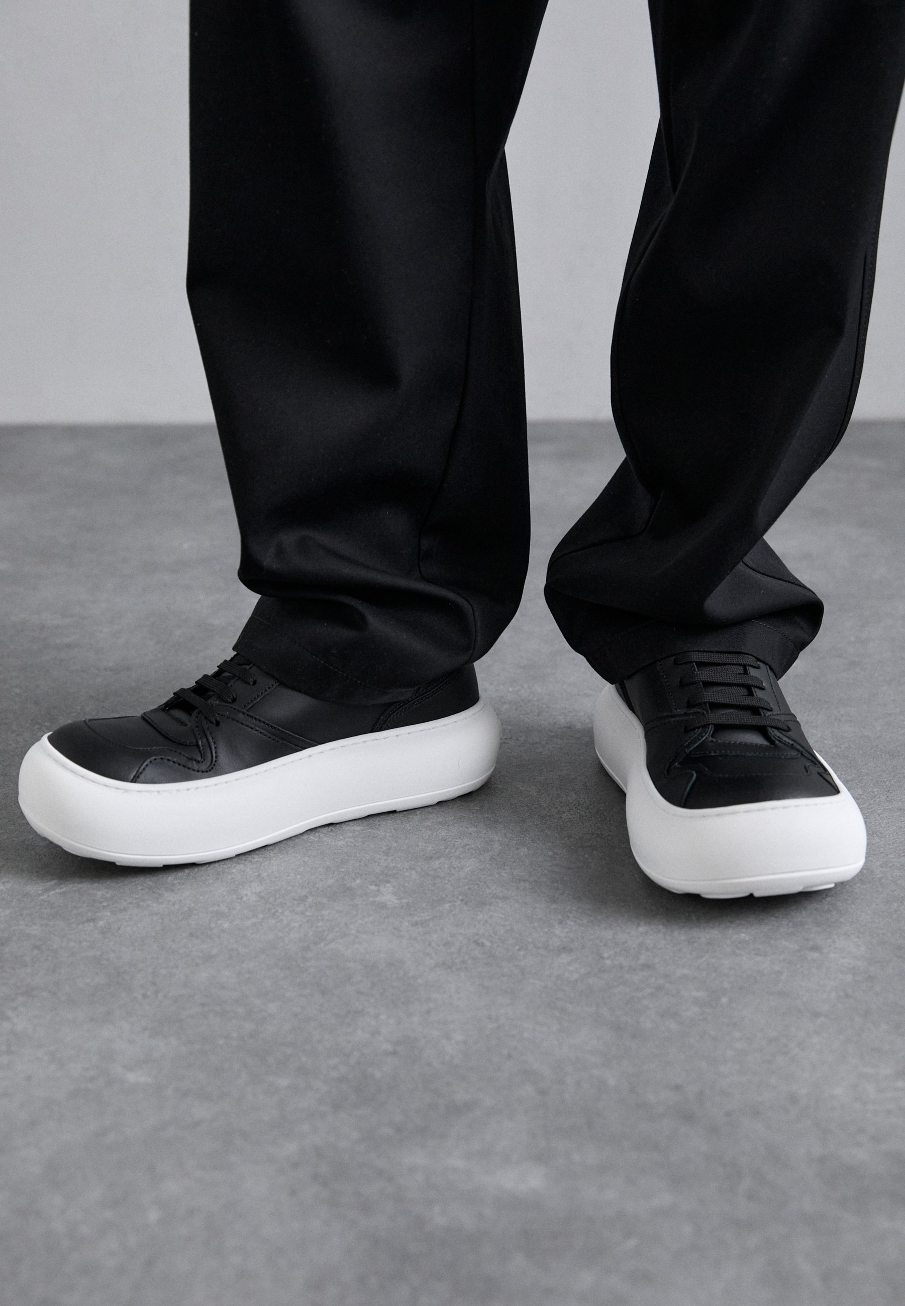 スニーカー Moschino 'Ollie' sneakers Moschino Ollie スリッポンスニーカー | ブラック | FARFETCH JP