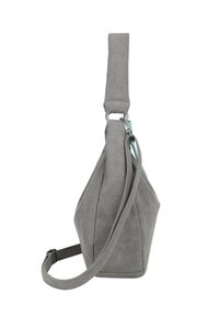 Graue Wildleder-Schultertasche mit einem breiten gepolsterten Schulterriemen und einem schmaleren verstellbaren Crossbody-Riemen, seitlich auf weißem Hintergrund gezeigt.