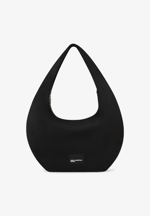 Schwarze Schultertasche mit glatter, weicher Textur, einer einzigartigen geschwungenen Form und einem auffällig platzierten Logo-Patch. Verfügt über einen Reißverschluss.