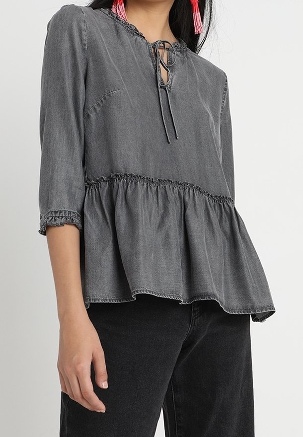Šedý peplum top vyrobený z lehkého denimu, s kulatým výstřihem a tkaničkou, třičtvrtinovými rukávy a elastickými detaily.