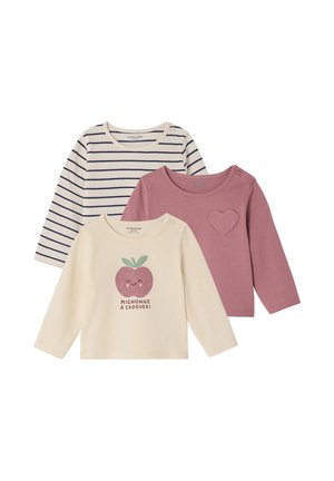 Drei Langarm-Babyshirts: eines in Creme mit einem lächelnden Apfel und französischem Text, eines in staubigem Rosa mit Herz-Patch, und eines in Creme mit navyblauen Streifen.