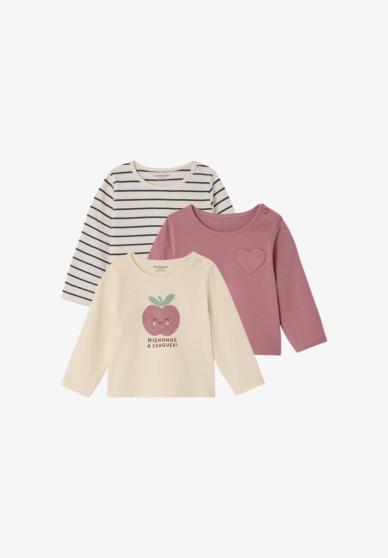 Drei Langarm-Babyshirts: eines in Creme mit einem lächelnden Apfel und französischem Text, eines in staubigem Rosa mit Herz-Patch, und eines in Creme mit navyblauen Streifen.