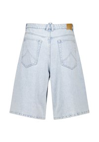 Vaaleansiniset denim-shortsit, joissa on rento malli, vetoketjuvyötärö, kaksi takataskua ja minimaalinen saumayksityiskohtaus.